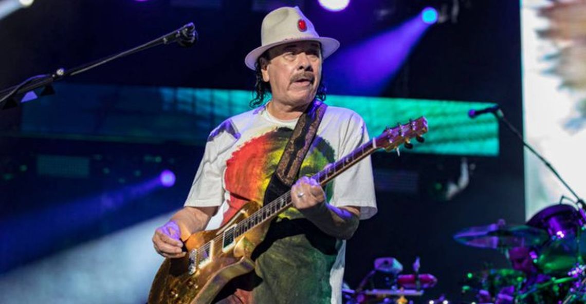 Carlos Santana se desvaneció durante un show en Michigan.