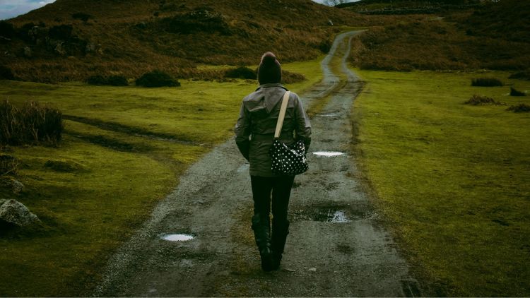 El ser humano, afirma la autora, necesita sentir que su vida es una experiencia con dirección.