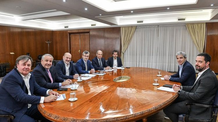 Luis Caputo se reunió con la UIA por la reforma laboral y las nuevas medidas para el 2026