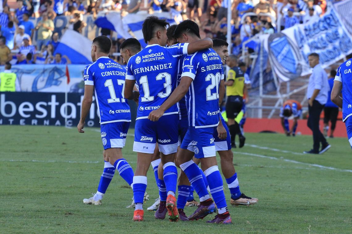 Godoy Cruz festeja el gol de Salomón Rodríguez ante Racing Club.