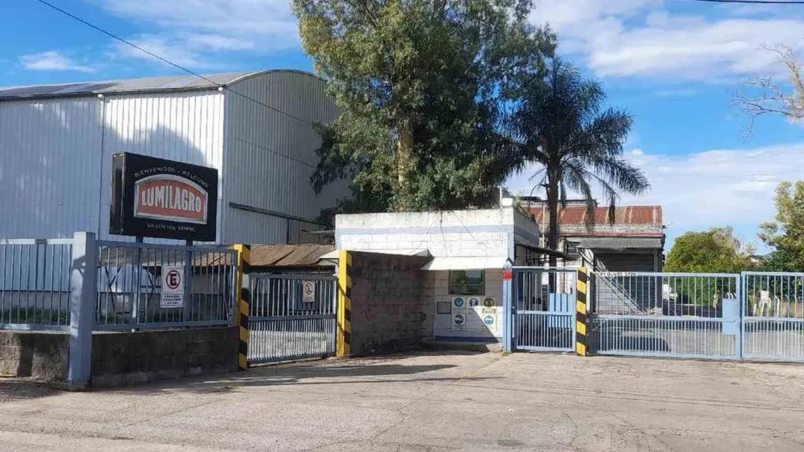 La empresa argentina fundada en 1941 apagará sus hornos para convertirse en una importadora de termos de China