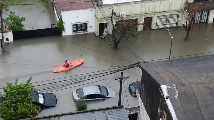 El temporal afecta a la capital de Corrientes desde la madrugada de este domingo.