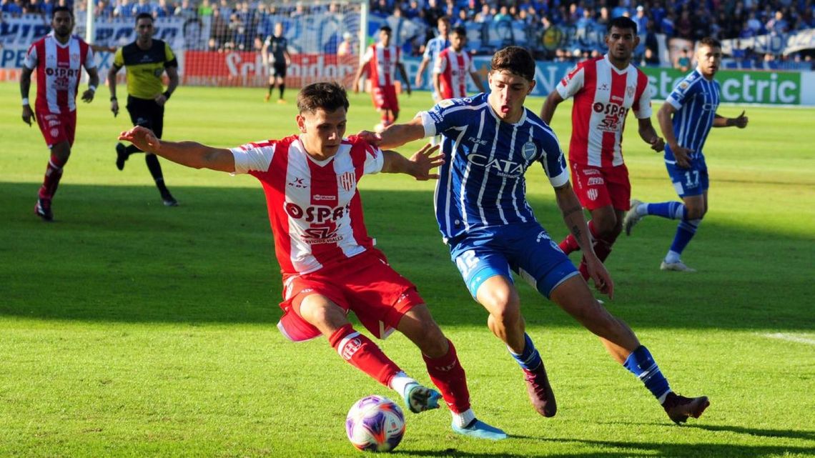 Godoy Cruz, sorprendente puntero y de gran campaña en la Copa de la Liga Profesional, recibirá este martes en Mendoza a Unión de Santa Fe, de flojo rendimiento en esta temporada