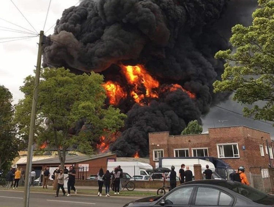 Incendio en un parque industrial. 