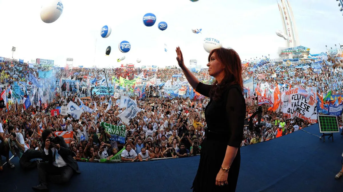 Cristina Kirchner habla ante una multitud.