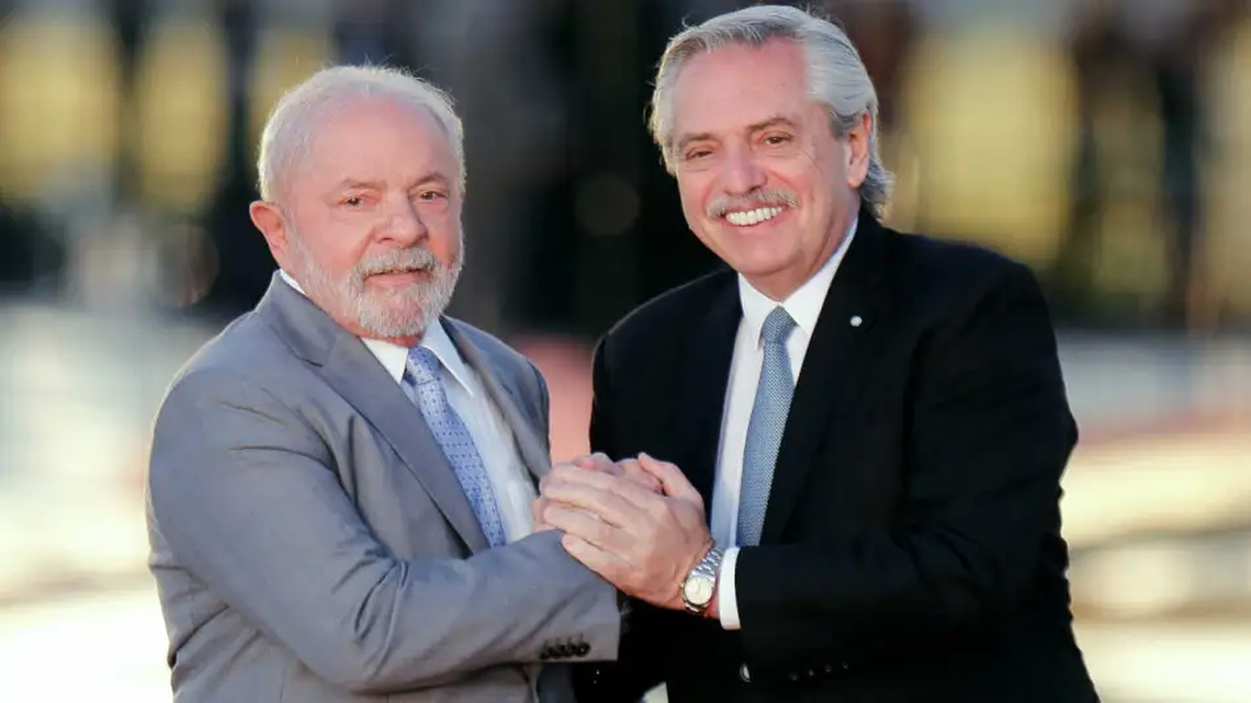 Lula da Silva junto a Alberto Fernández en una Cumbre presidencial en Brasil.