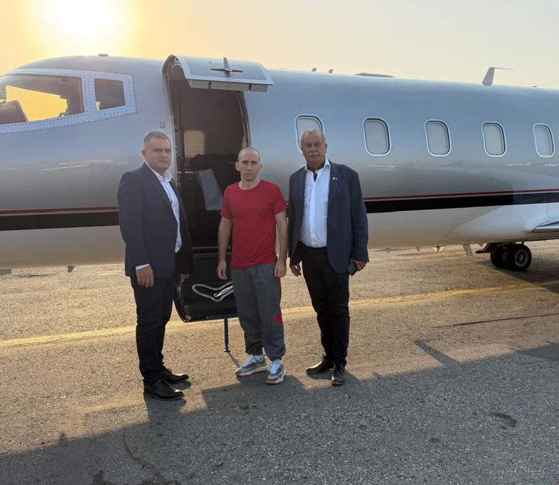 Nahuel Gallo, junto a dos directivos de la AFA, en el avión que lo trasladó de regreso a la Argentina.