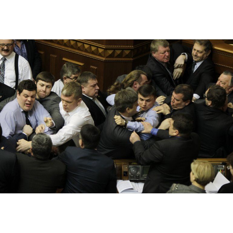 Piñas van, piñas vienen en el parlamento de Ucrania
