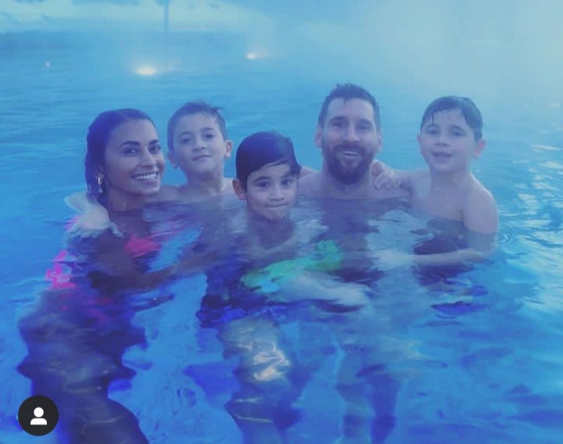 Lionel Messi disfrutando del agua con su familia.