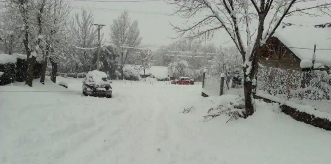 Clases suspendidas y rutas cerradas en varias ciudades de la Patagonia por temporal de nieve