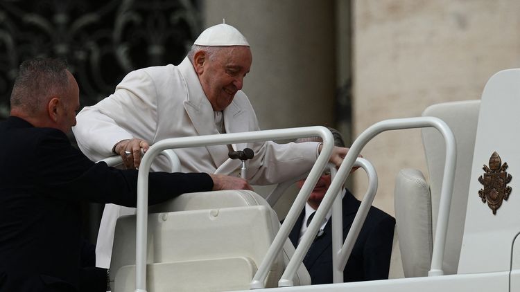 El Papa Francisco fue hospitalizado para hacerse estudios.
