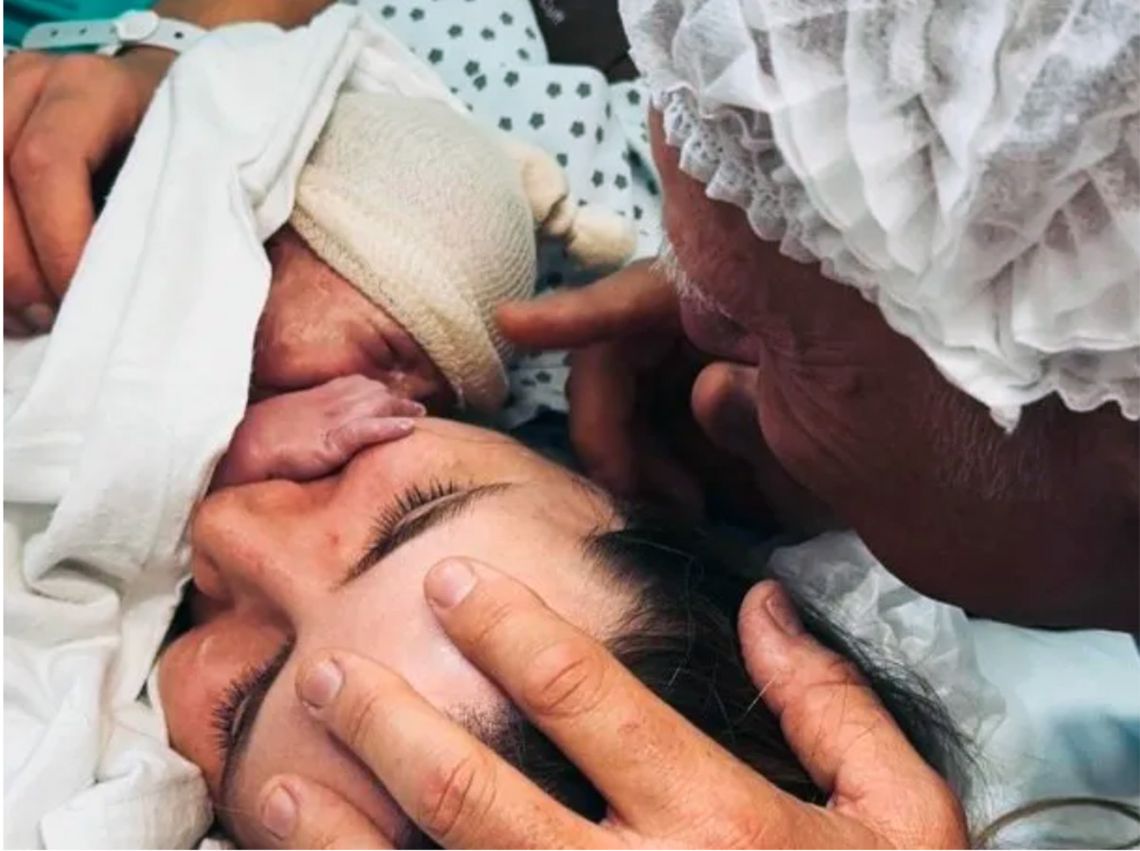 Alejandro Fantino compartió una imagen muy íntima junto a su esposa y Beltrán recién nacido.