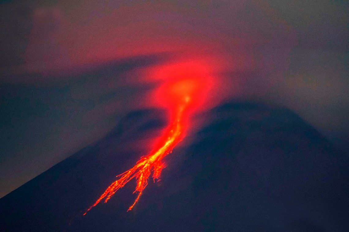 El Volcán Merapi de Indonesia  lanzó un río de lava  de 1