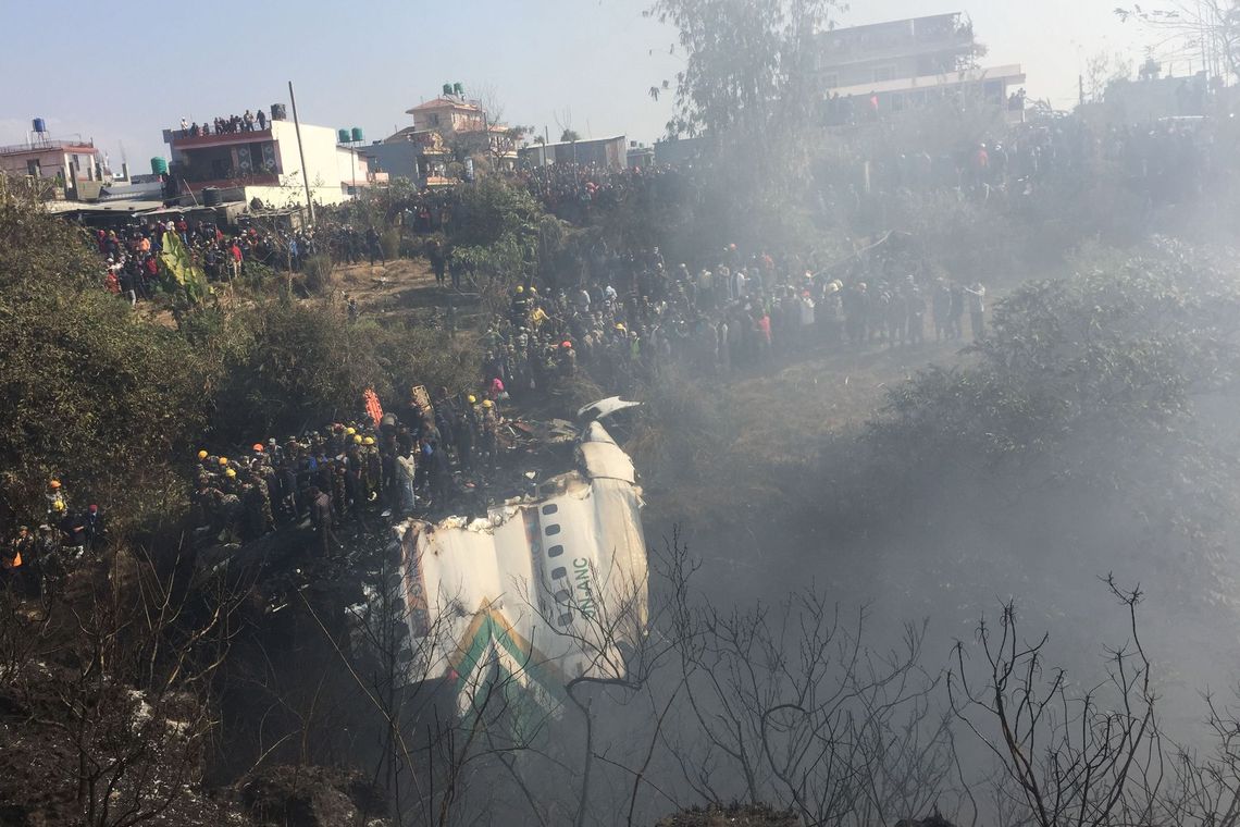 Soldados, rescaristas y población civil intentan encintrar sobrevivientes en el accidente aéreo de Nepal.