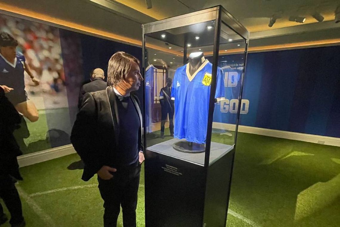 El argentino que no pudo comprar la camiseta de Diego Maradona se quebró en vivo.