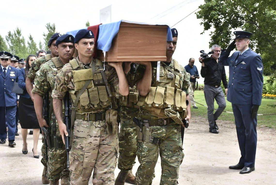 Con honores, despidieron los restos de un soldado argentino repatriado desde Malvinas