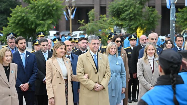 La bandera argentina que se izó en la Plaza de Mayo es una de las más grandes del mundo