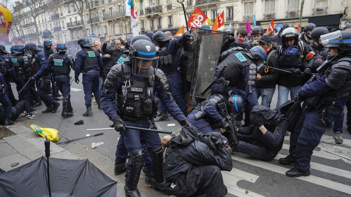París - Violenta represión de manifestantes - Foto AP