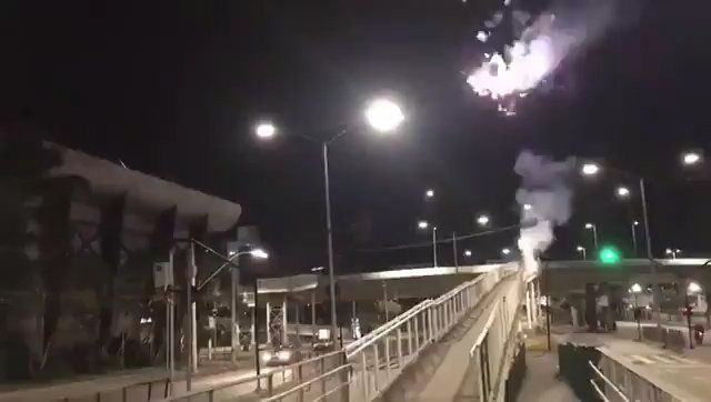Hinchas del Mineiro arrojaron fuegos artificiales frente al hotel de Boca durante toda la noche