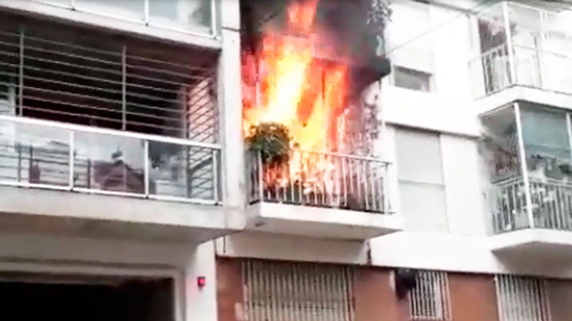 Video: impresionante incendio en un departamento de Palermo