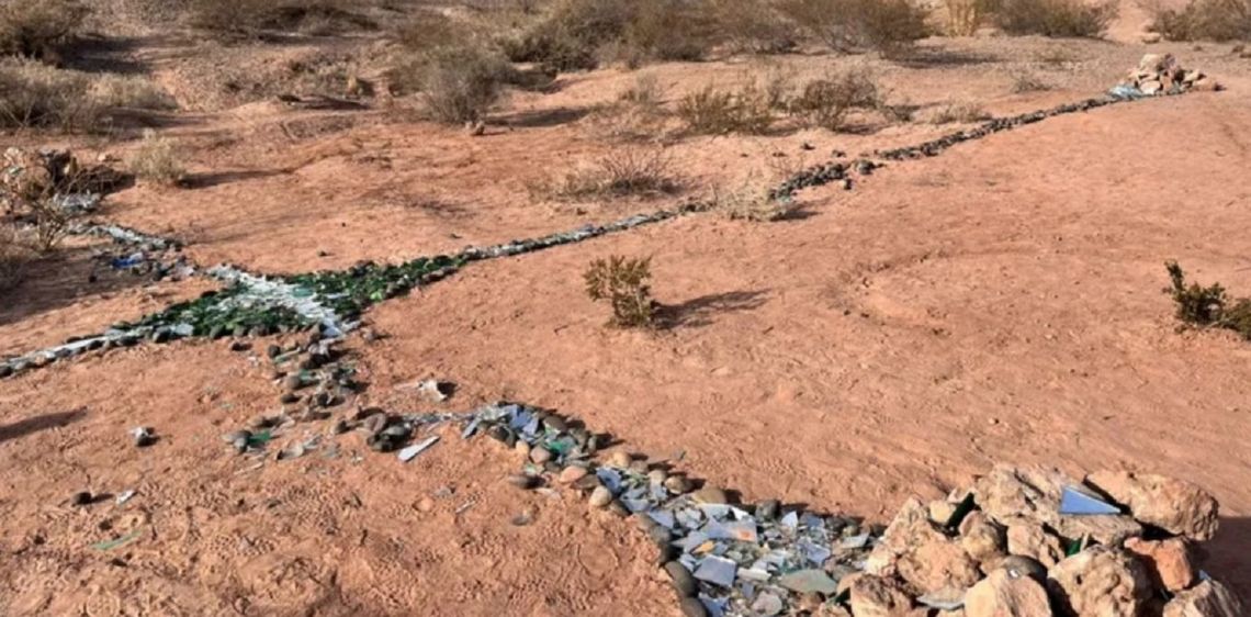 Una imagen aérea de cómo se veía la cruz gigante que apareció en el Parque de los Dinosaurios de Neuquén.