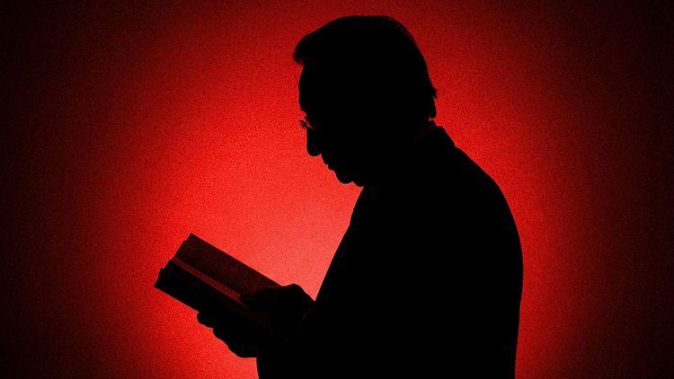 Un libro de 2005 habría copiado la tesis universitaria de su hijo, en un contexto de ascenso judicial.