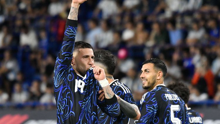 El festejo de Otamendi tras su gol de penal ante Zambia (Foto: @Argentina).