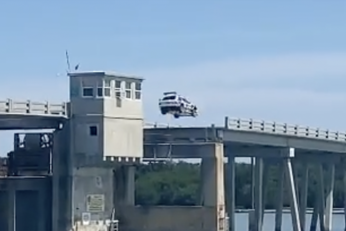 Video: el peligroso salto de un auto en un puente roto