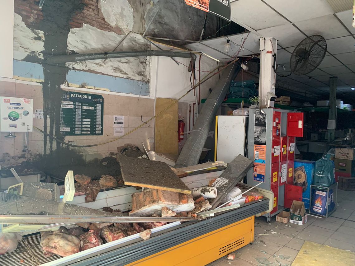 Tres heridos tras caerse una pared en un supermercado de Balvanera.