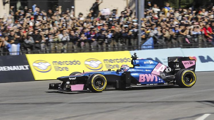 Franco Colapinto hace historia en las calles de Buenos Aires.