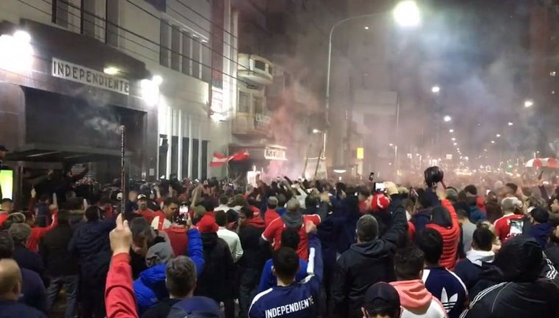 Tensión con los hinchas en Independiente en repudio a la gestión Moyano.