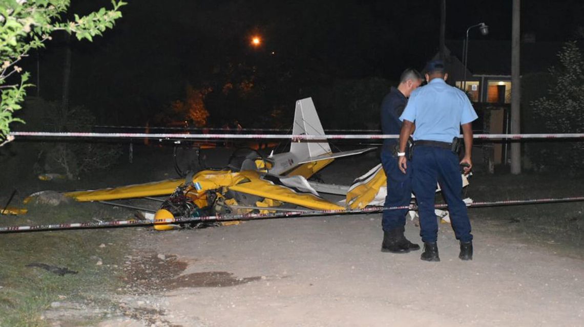 La avioneta se estrelló se precipitó sobre una zona residencial.
