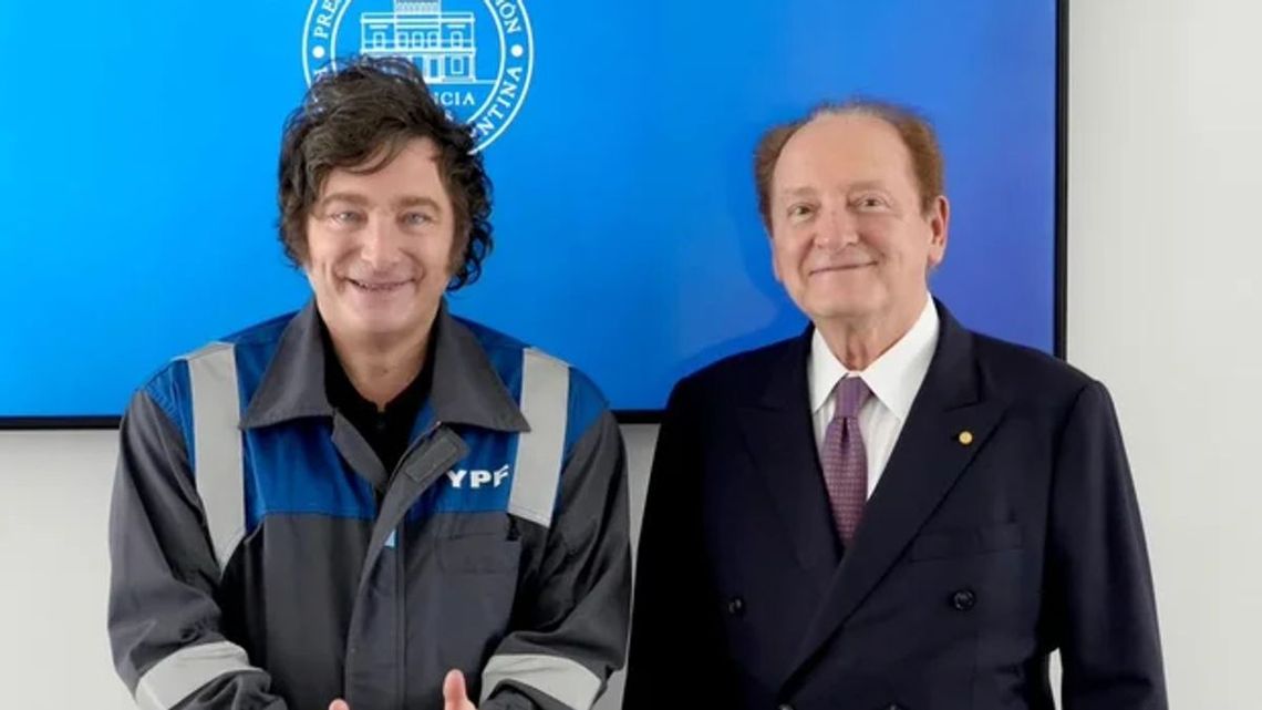 Quinta de Olivos - El presidente Milei -con el mameluco de YPF- recibe al Nobel de Economía Robert Merton (08-12-2025) Quinta de Olivos - El presidente Milei -con el mameluco de YPF- recibe al Nobel de Economía Robert Merton (08-12-2025)