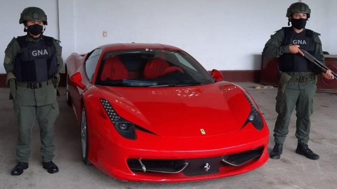 Formosa: secuestran Ferrari sin documentación trasladado en un camión.