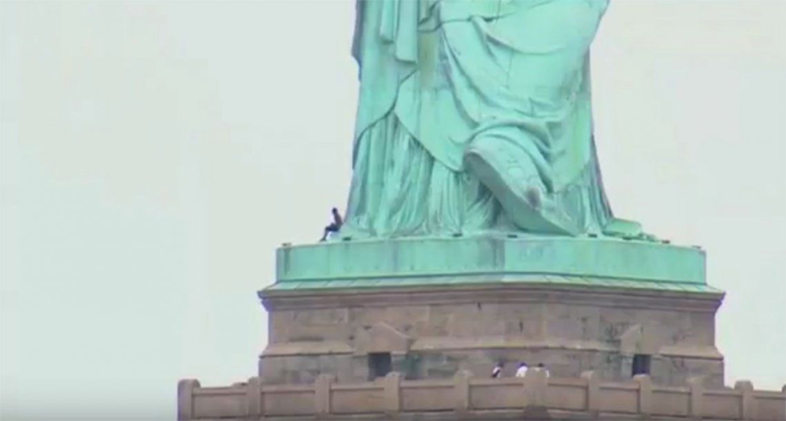 Mujer escaló Estatua de la Libertad para protestar contra Trump