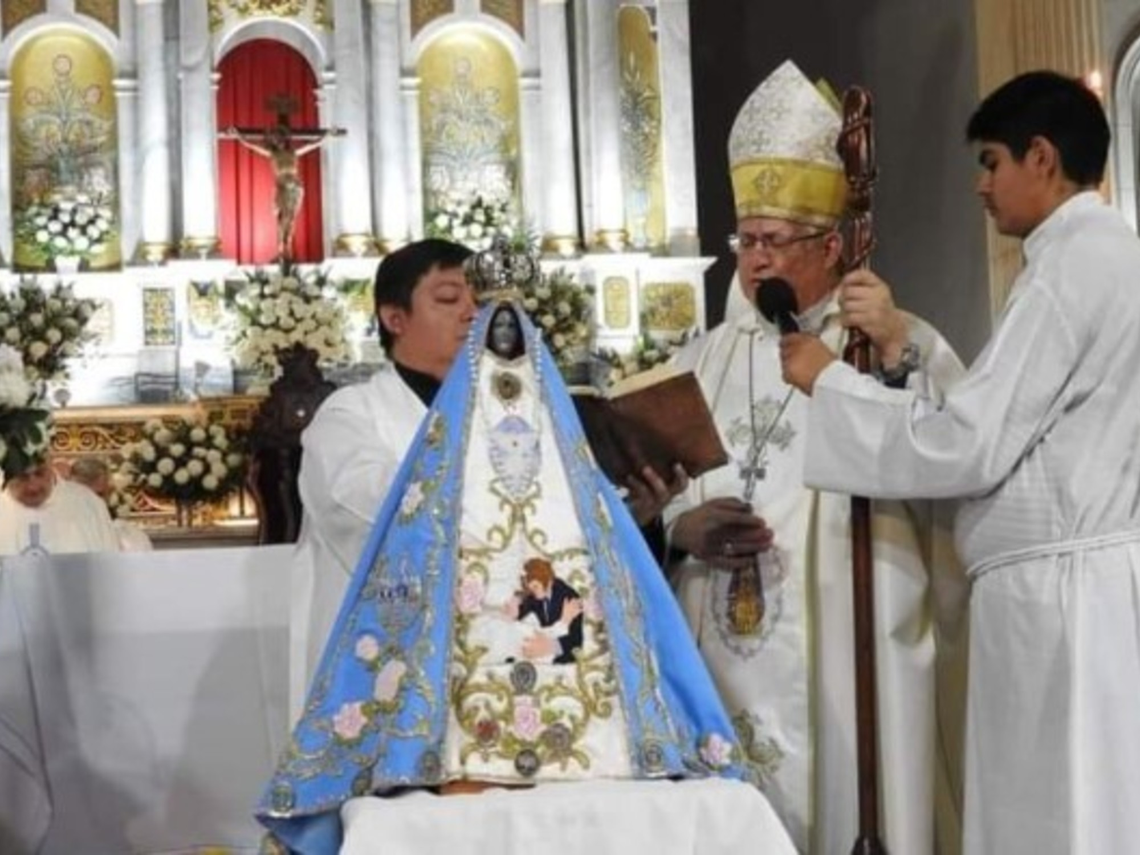 El manto de la Virgen del Valle con un bordado de Milei y el Papa abrazándose.