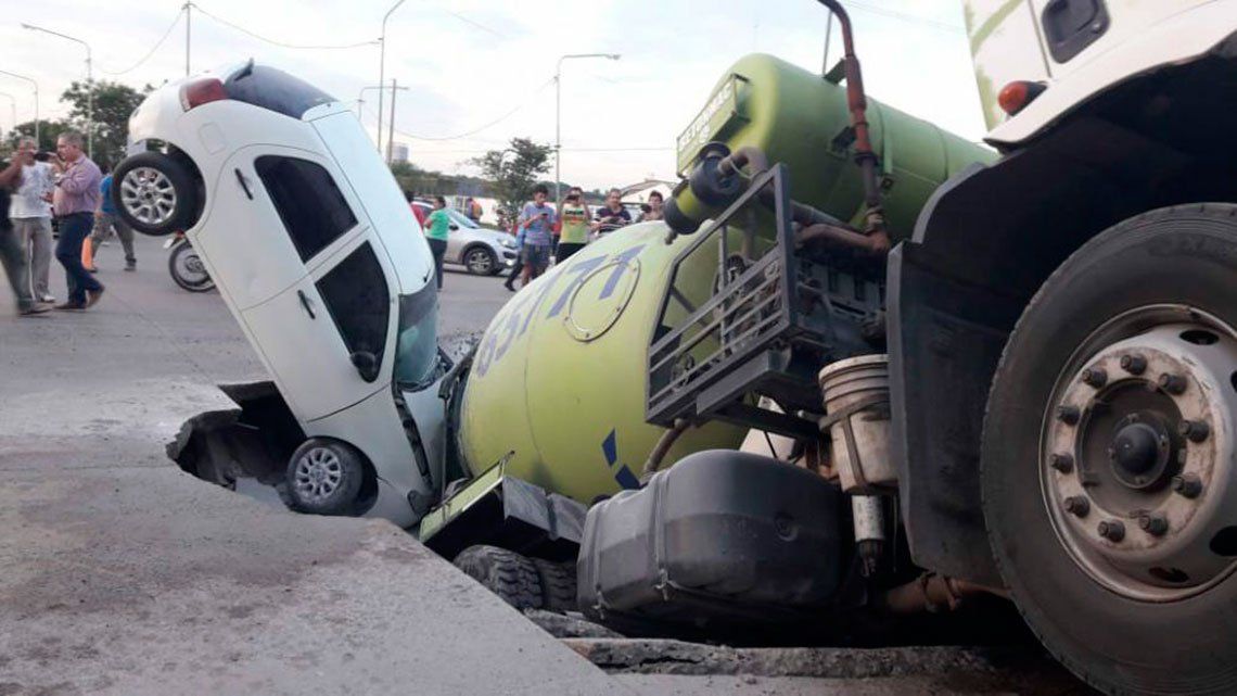 Chaco: un auto y un camión cayeron dentro de un pozo en plena avenida