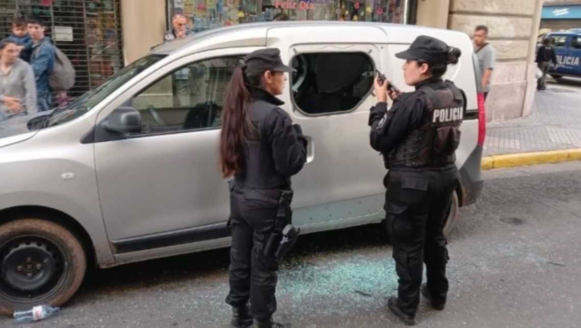 La policía arribó al lugar tras una denuncia y procedió a romper el vidrio del auto para salvar al animal.