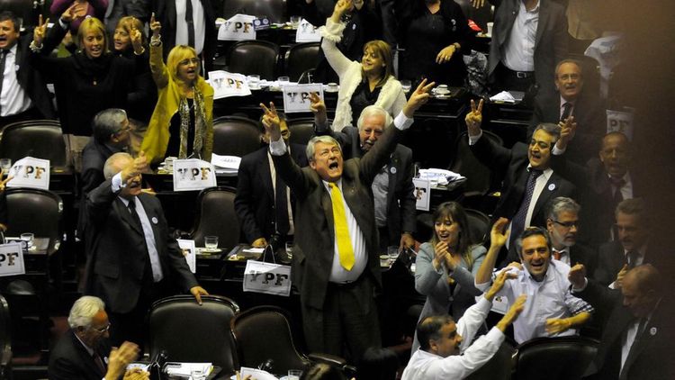 El Frente para la Victoria y otros bloques votaron a favor de la nacionalización de YPF en 2012.