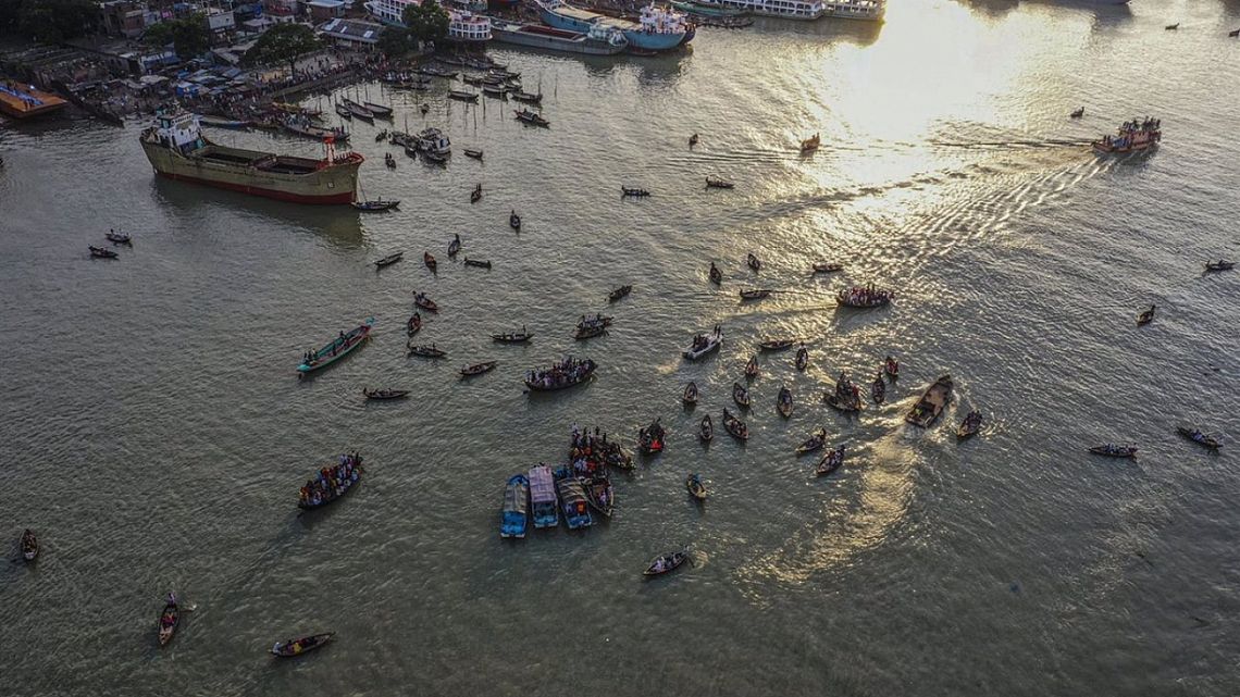 Al menos 61 muertos en un naufragio en Bangladesh.
