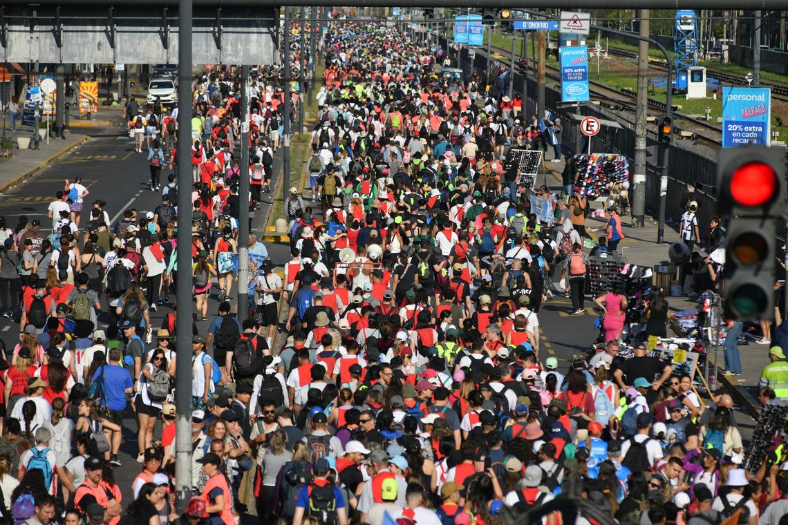 Una multitud camina desde las primeras horas de este sábado hacia la Basílica de Luján.