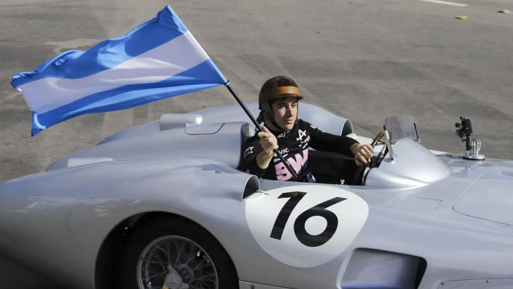 Franco con la bandera argentina y el auto de Fangio en pleno Palermo.