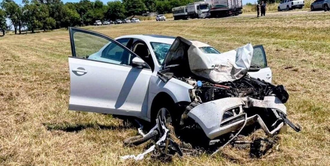 Así quedo el Volkswagen Vento blanco tras impactar con la moto en la que iban madre e hija. Así quedo el Volkswagen Vento blanco tras impactar con la moto en la que iban madre e hija.