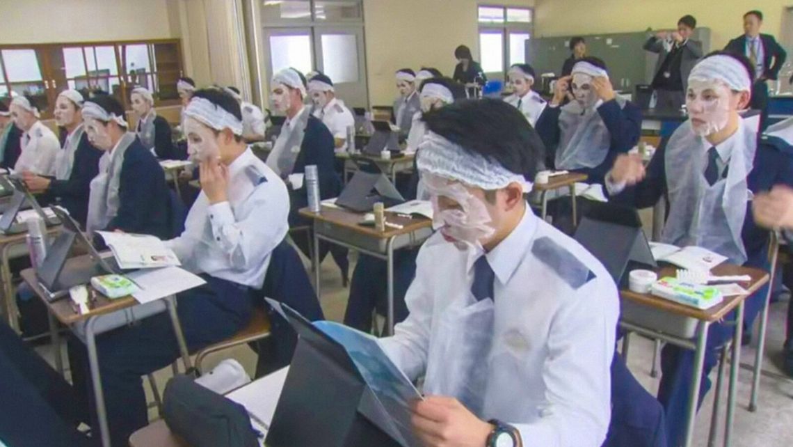 japón - A los futuros oficiales varones de policía les enseñan maquillaje