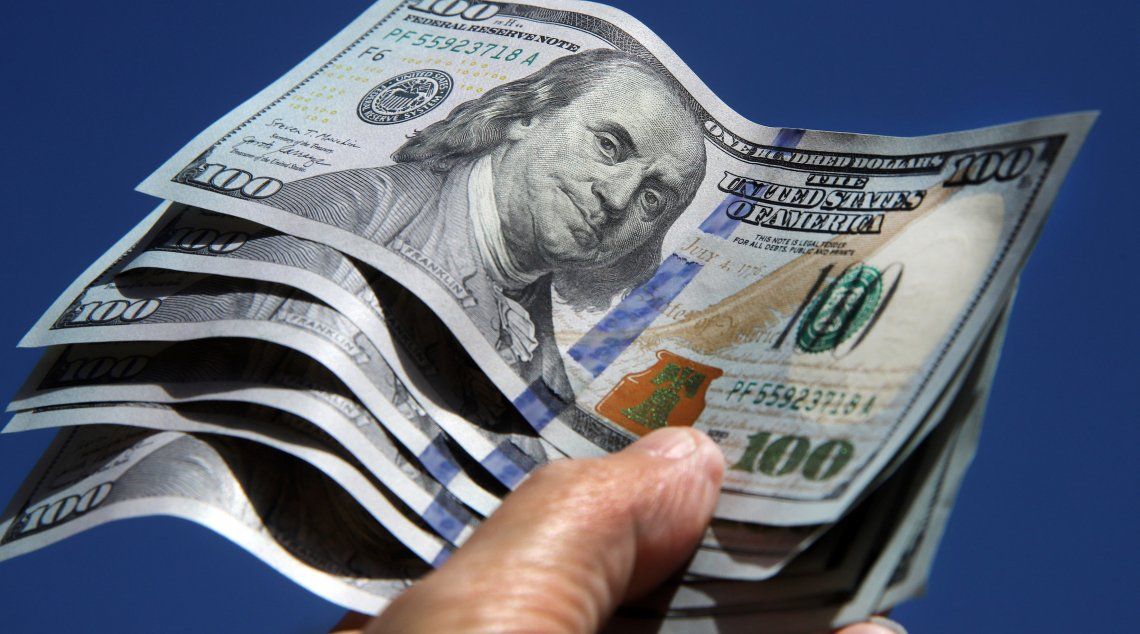 Economistas esperan más ventas del Banco Central para contener el dólar.
