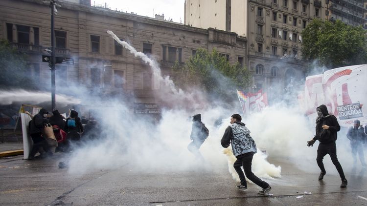Corridas y gases lacrimógenos en medio de los enfrentamientos entre la Policía y los manifestantes.