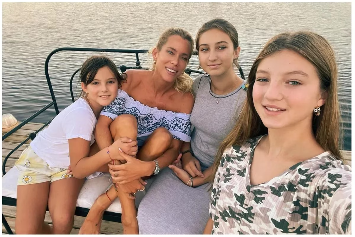 Nicole Neuman junto a sus hijas Indiana, Allegra y Sienna.