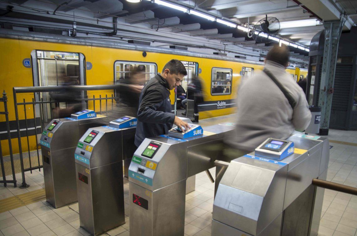 Cargas con tarjeta de débito y veinte estaciones inteligentes: cómo planea Metrovías seguir con la operación del subte