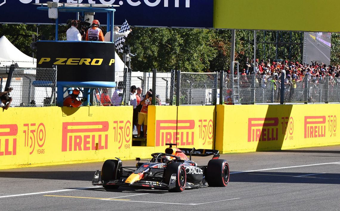 Max Verstappen llegó a cruzar la meta antes que Leclerc y se queda con el Gran Premio de Italia.