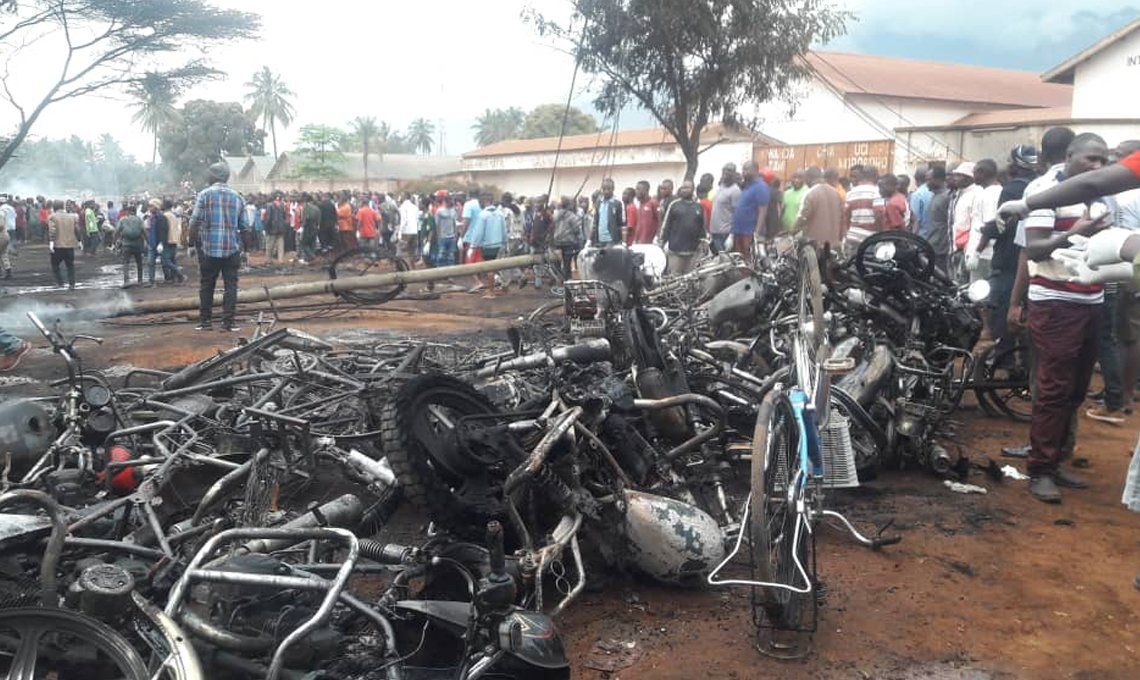 Tanzania: 62 personas murieron por una explosión cuando intentaban robar el combustible de un camión cisterna